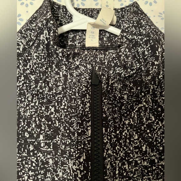 Lululemon - Picture 3 of 3